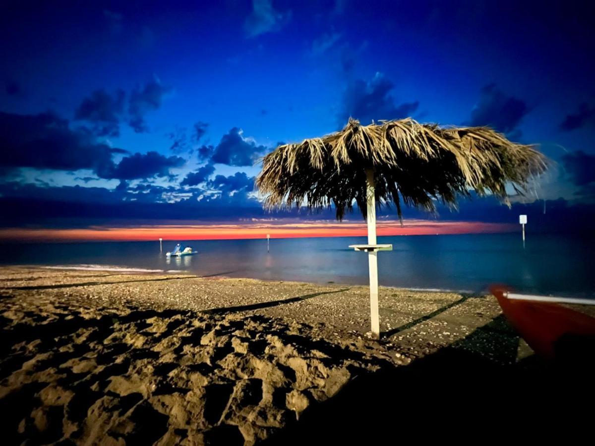 Bella Alba Apartment On The Beach Alba Adriatica Ngoại thất bức ảnh